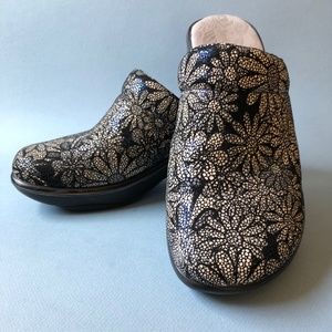 Jambu Dali Sport Wedge Design Leather Mules Sz 9.5M Blue Multicolor Daisy Floral